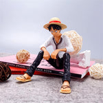 Luffy sitting figure with straw hat, free gift